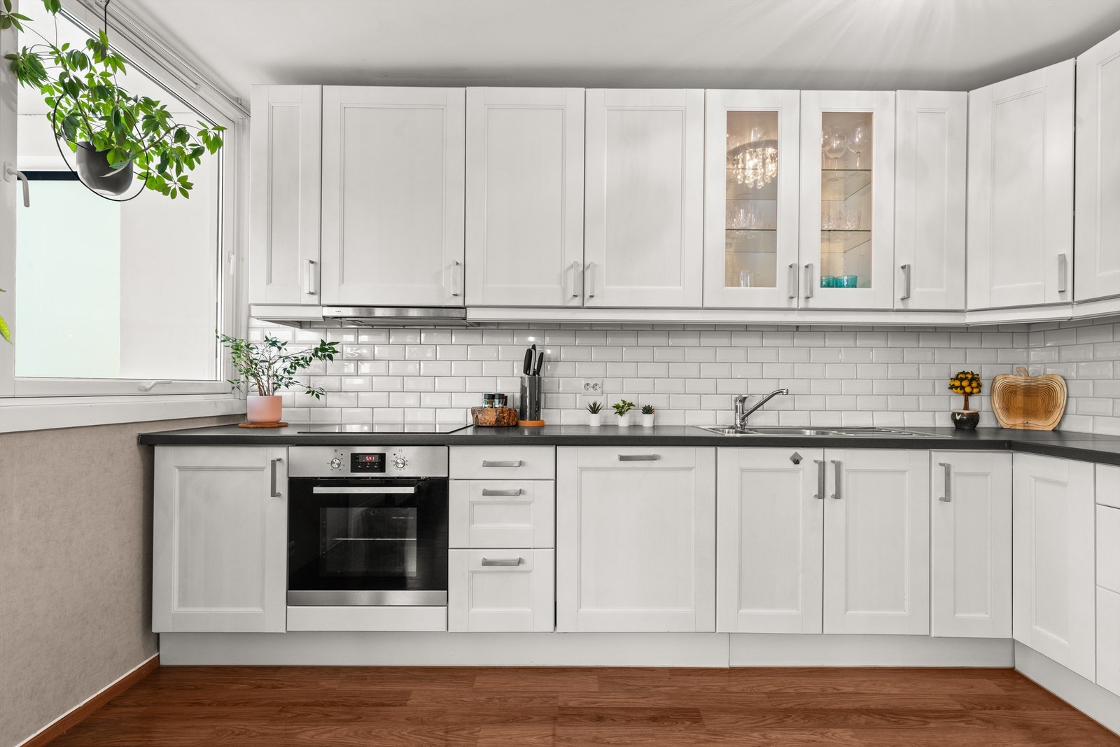 Kjøkkenet er holdt i en praktisk og sosial, delvis åpen løsning til stuen. Her kan du skape en naturlig og fin sone for matlaging Galleribilde