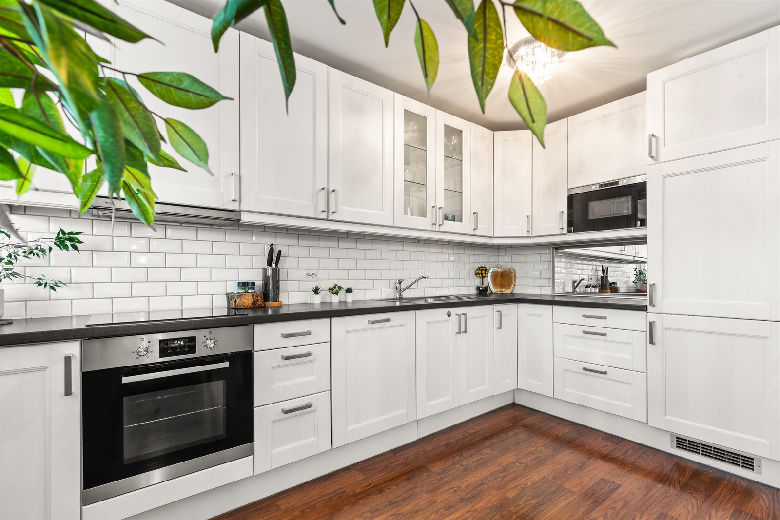 Det er rikelig med oppbevaringsplass i både skuffer og skap. Den gode benkeplassen gjør det enkelt å diske opp lekre middager. Galleribilde