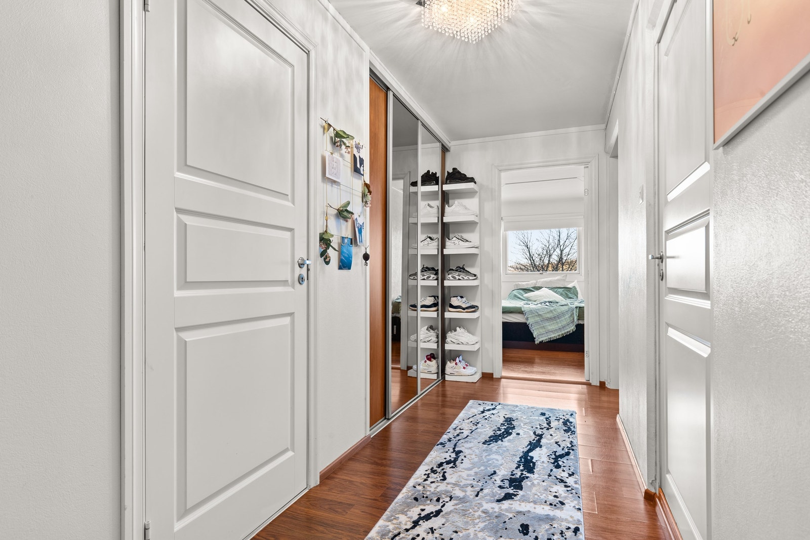 Velkommen inn! Leilighetens entré er av god størrelse Galleribilde