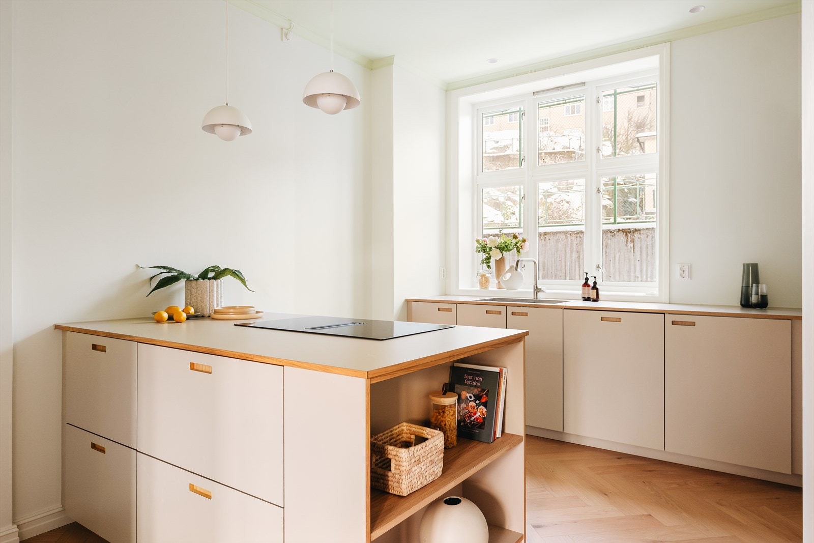 Eksklusivt og moderne kjøkken fra IKEA med fronter og detaljer fra danske &Shufl. Galleribilde
