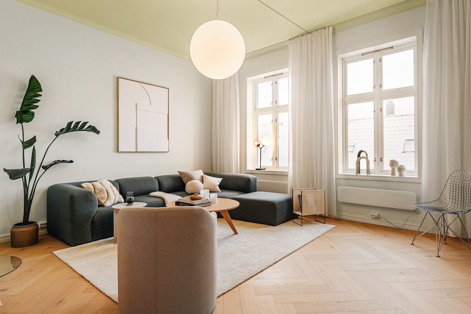 Det er godt lysinnslipp fra to store bygårdsvinduer og ellers en herlig takhøyde her i stuen på hele 3 meter. Galleribilde