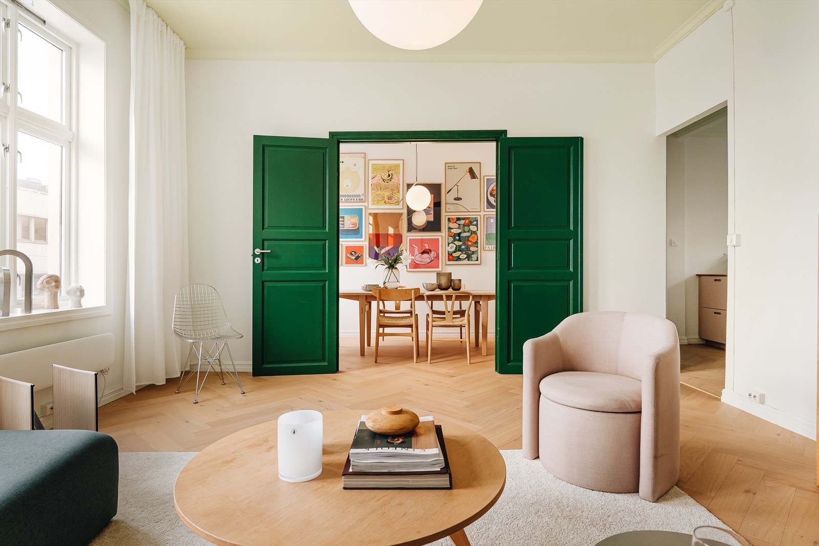 Stuen er romslig og lys, med fiskebensparkett som gir et klassisk og elegant preg. Det er også verdt å merke seg at gulvet ble avrettet og lagt på nytt i 2021. Galleribilde