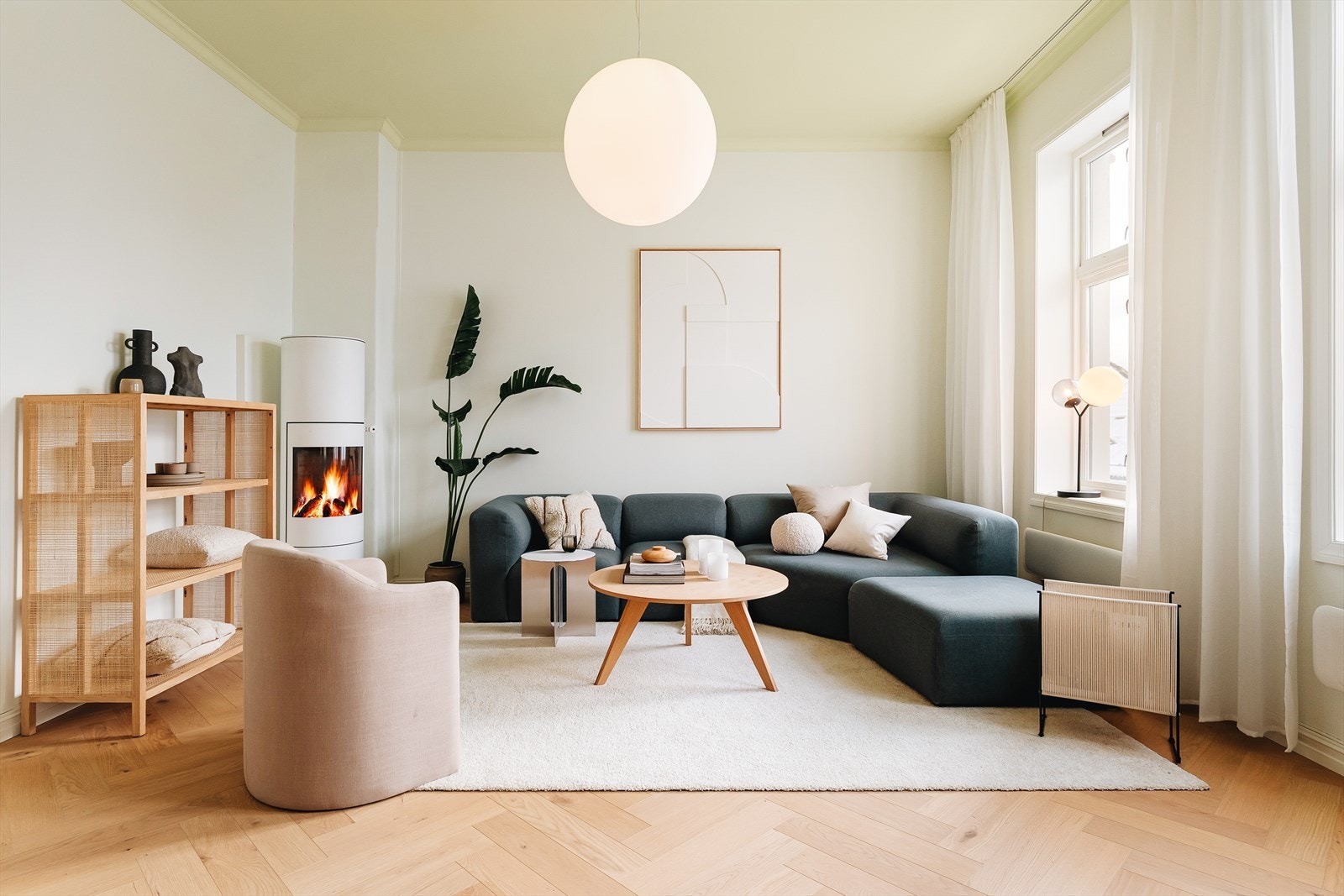 Det er en lekker rentbrennende vedovn fra 2018 som gir både varme og hygge på kalde dager. Galleribilde
