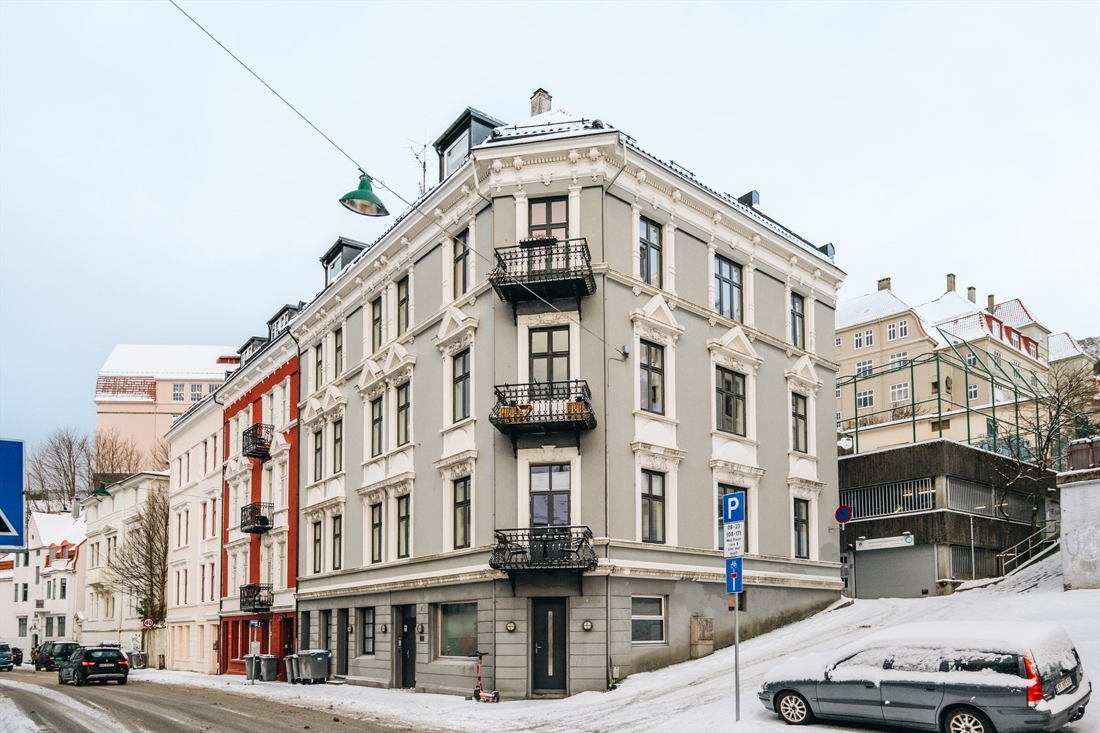 Leiligheten ligger pent til i byggets 3.etg, området er kjent for sin nærhet til både natur og byliv, og tilbyr en rekke fasiliteter innen kort avstand. Galleribilde