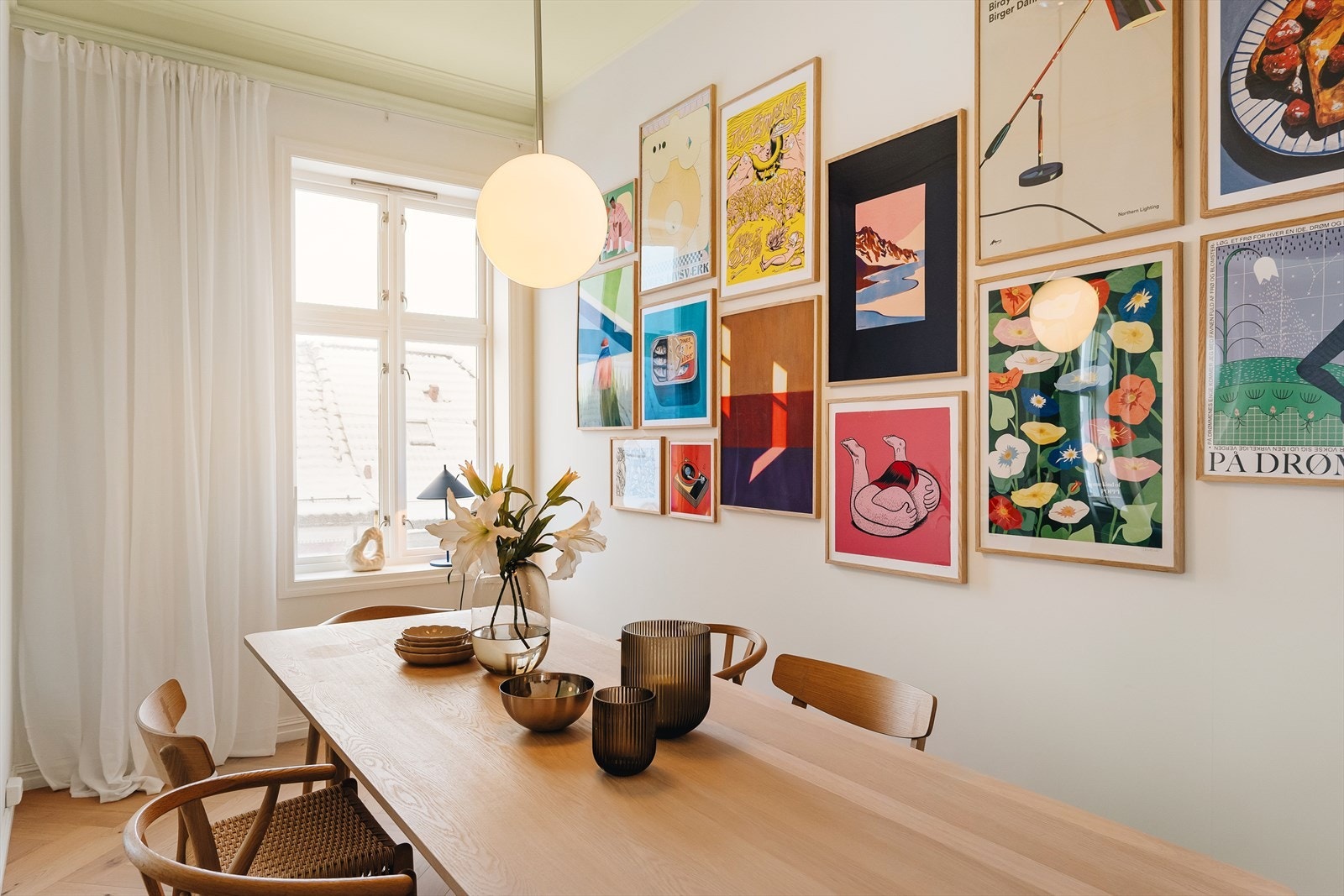 Her er det god plass til spisegruppe. Veggene er malt i lyse farger, noe som bidrar til en lys og luftig følelse. Galleribilde