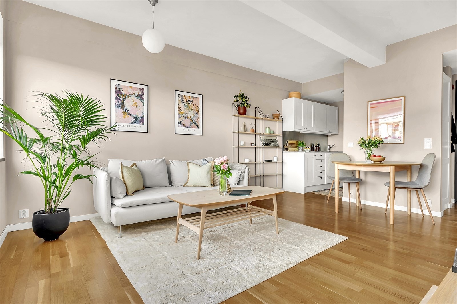 Gulvet er belagt med parkett, og overflatene er malt i en moderne, rolig beigetone. Galleribilde