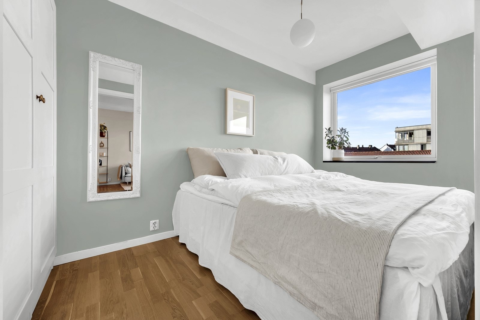 Soverommet er av god størrelse med plass til dobbeltseng, nattbord og tilhørende møbler. Galleribilde