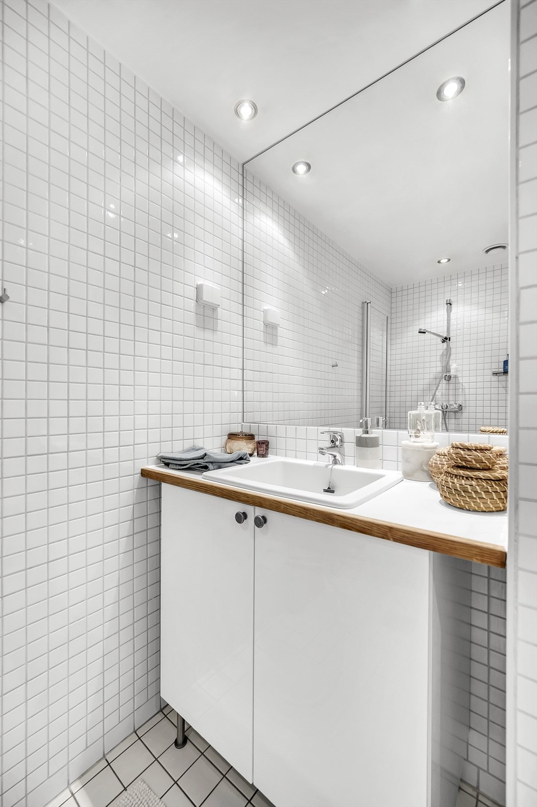 I tillegg har baderommet himlinger med malte plater og innfelt downlights. Galleribilde