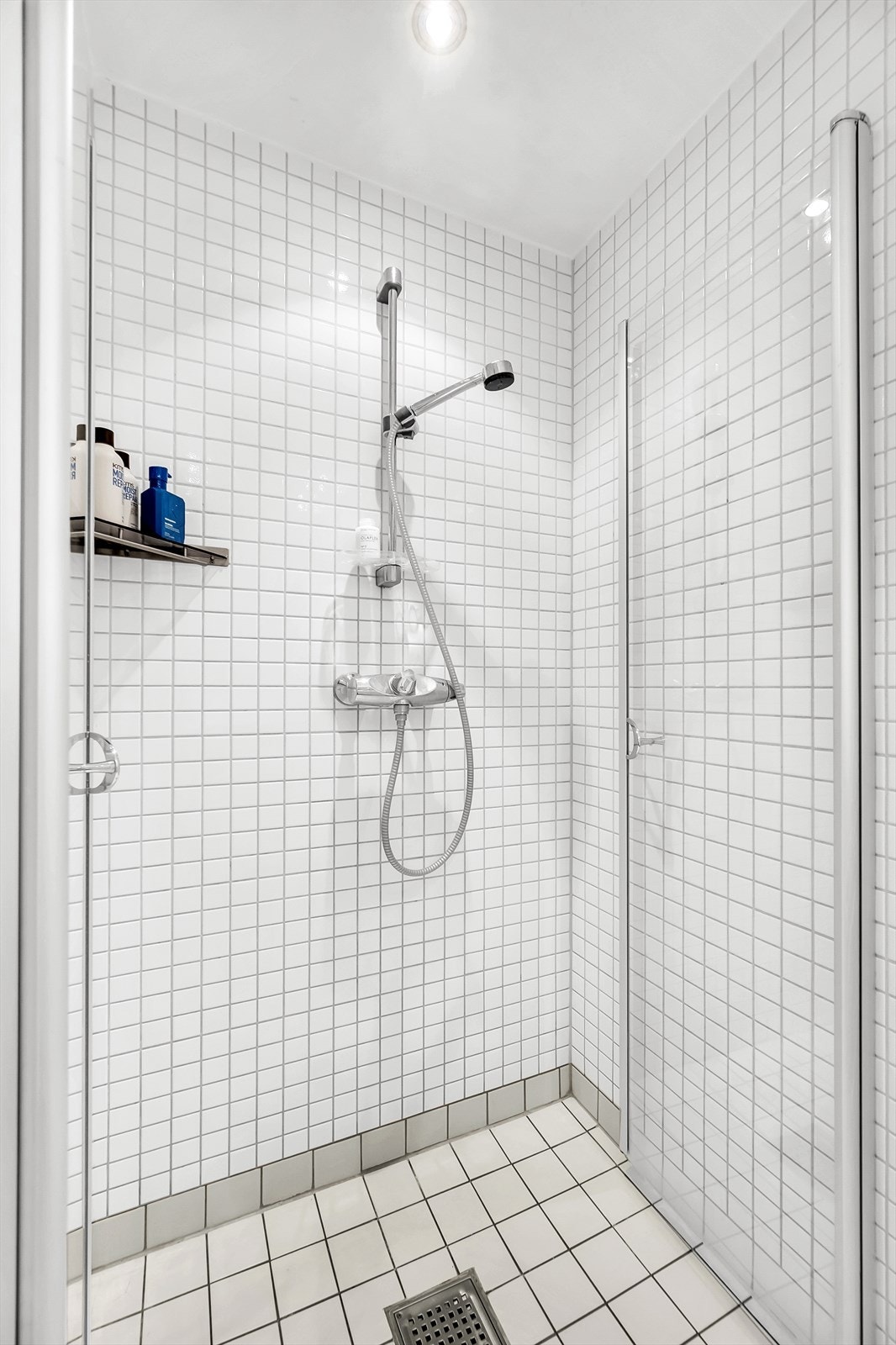 Baderommet har et stort dusjhjørne med svingbare glassdører. Galleribilde