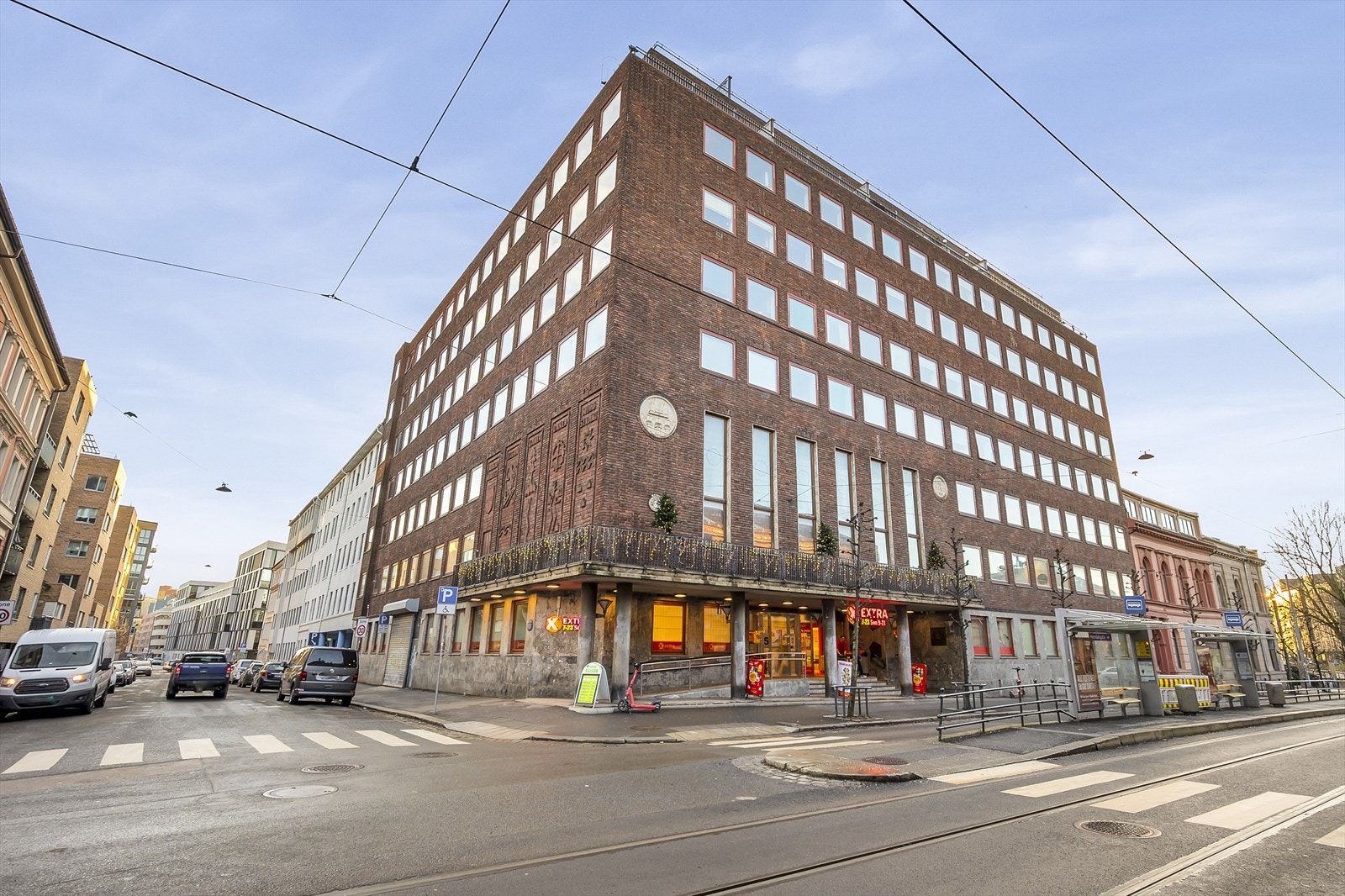 Leiligheten har en beliggenhet på Nedre Grünerløkka. Her er det attraktivt og sentralt, og man finner et hav av muligheter og opplevelser. Galleribilde