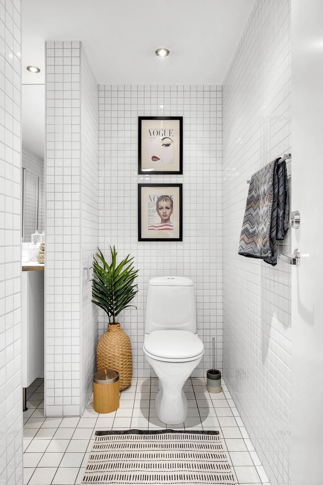 Gulvet har elektrisk varme, og både gulv og vegger består av lyse fliser. Galleribilde