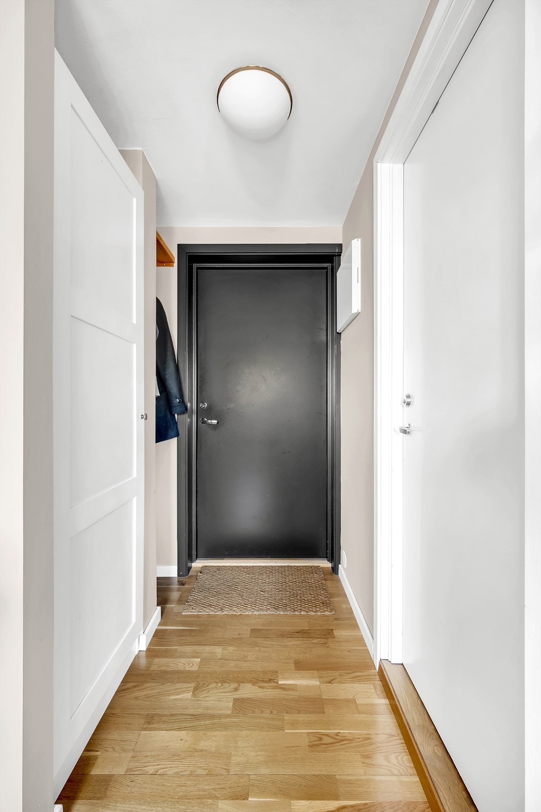 Leiligheten har en innbydende entré med en praktisk nisje til oppheng av tøy og plassering av sko. Her er det mulig med flere løsninger til oppbevaring, og entréen har en fin takhøyde målt til 2,26 m. Galleribilde