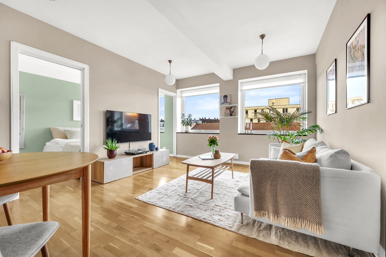 Boligen varmes opp av elektrisk gulvvarme i hele
boligen. Galleribilde