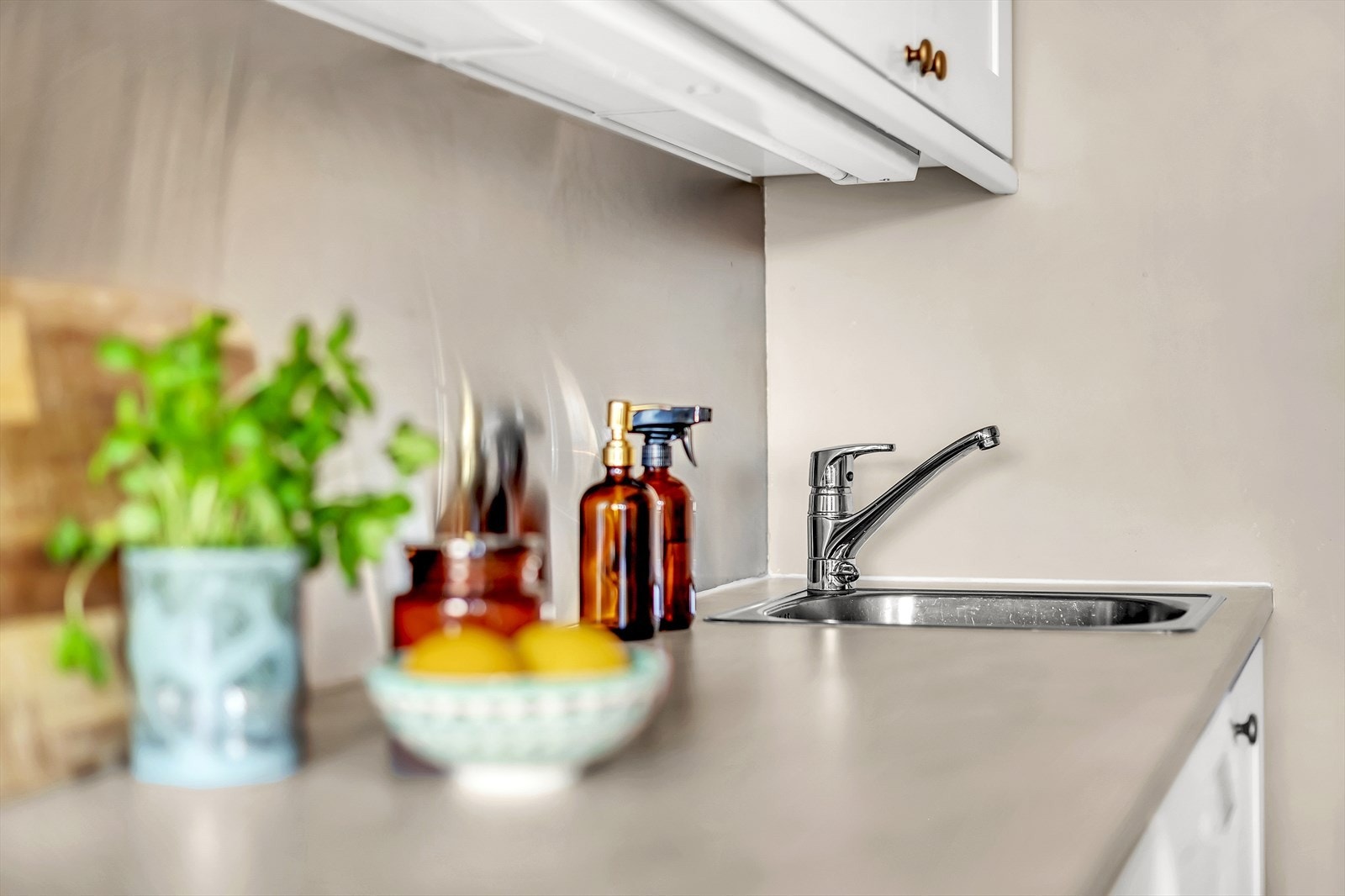 Det er en stålplate, og belysning over benkeplaten. Galleribilde