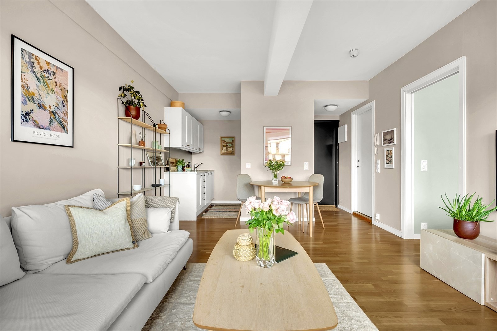 Takhøyden er målt til: 2,23 m i stuen/kjøkkenet. Galleribilde