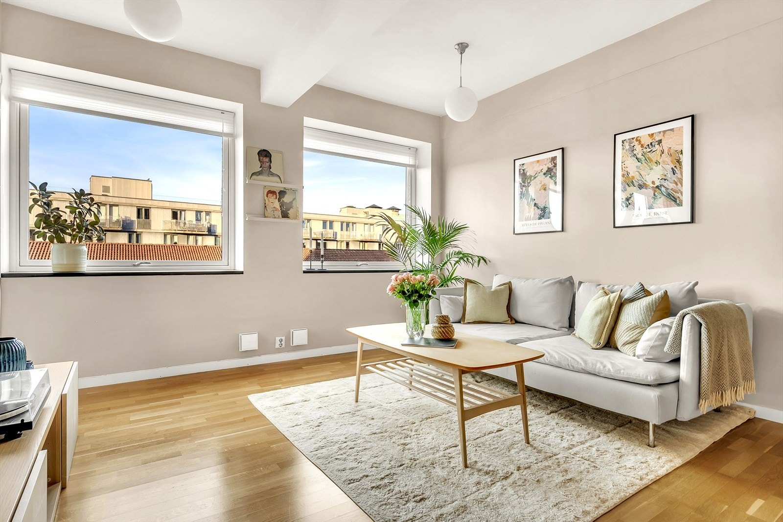 Her er det god plass til sofagruppe, TV og spisebord med tilhørende stoler. Galleribilde