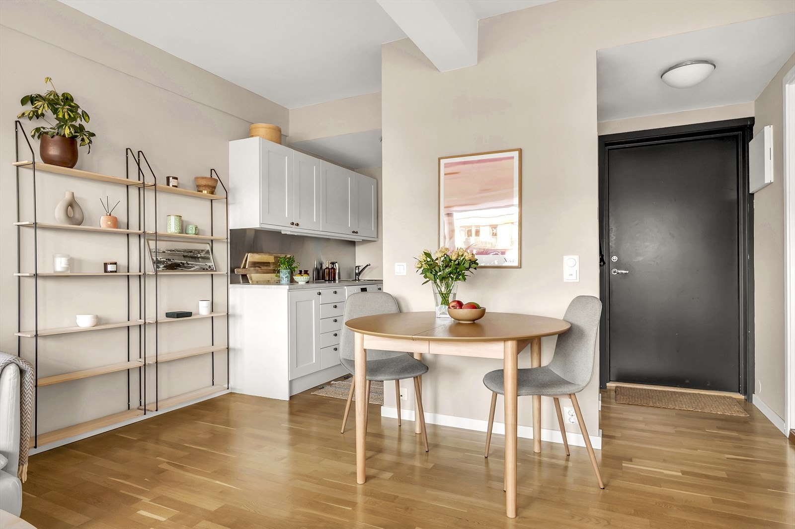 Fra stuen er det inngang til kjøkken, soverom, baderom, og entré. Éntredøren er lyd- og brannklassifisert. Galleribilde