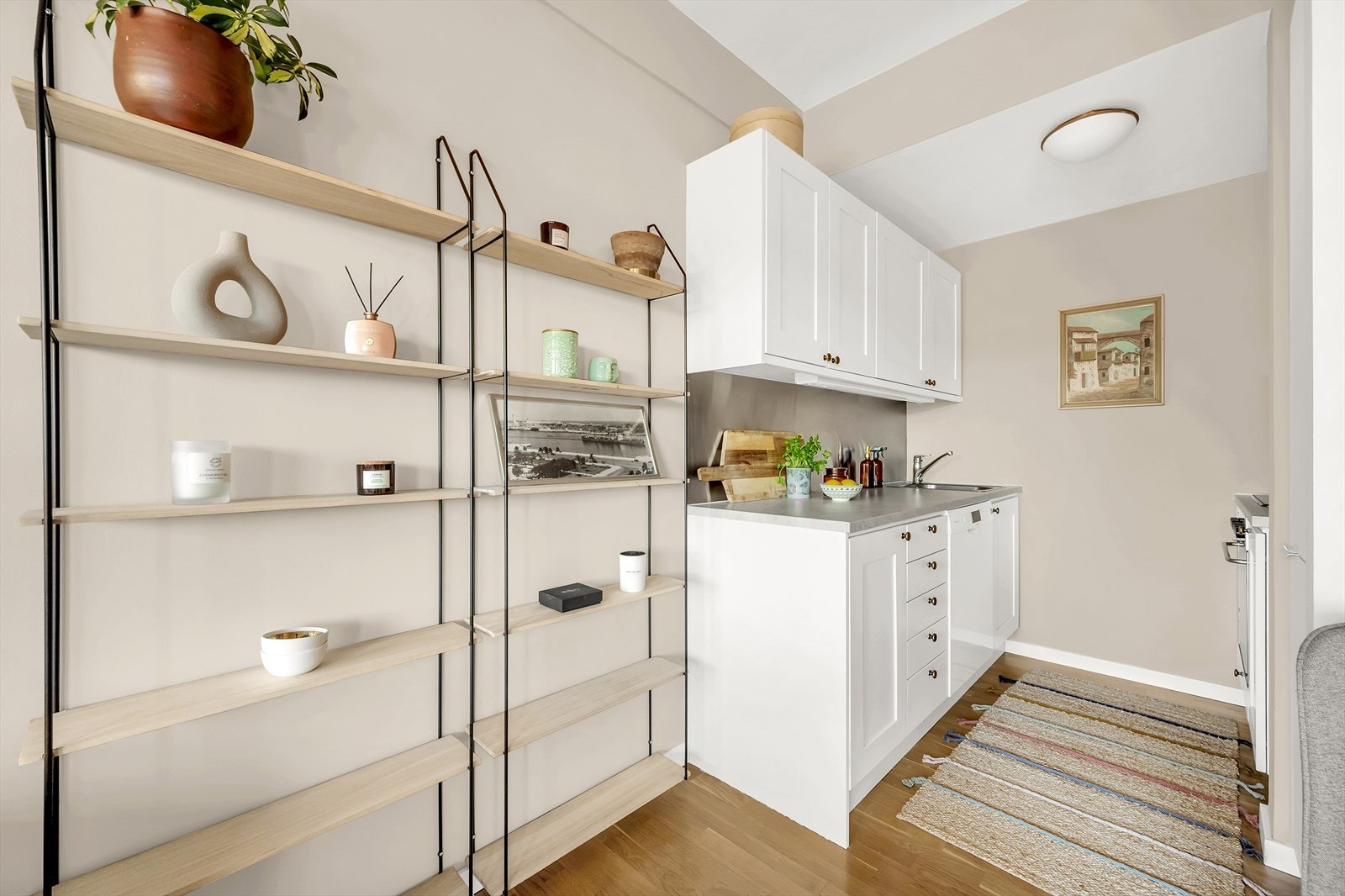 Kjøkkenet har delvis åpen løsning mot stuen som gjør det enkelt å kokkelere samtidig som man kan underholde gjestene fra stuen. Galleribilde