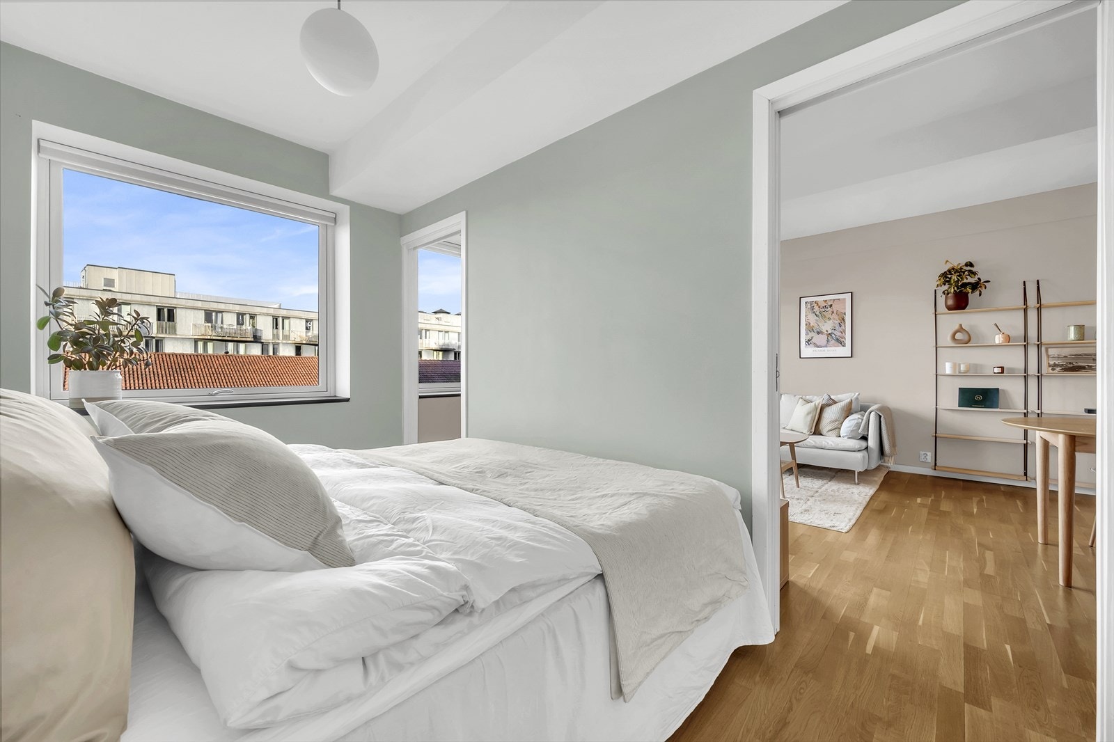 Blandingen av moderne fargevalg på veggene og store vindusflater gir rommet en behagelig følelse. Galleribilde