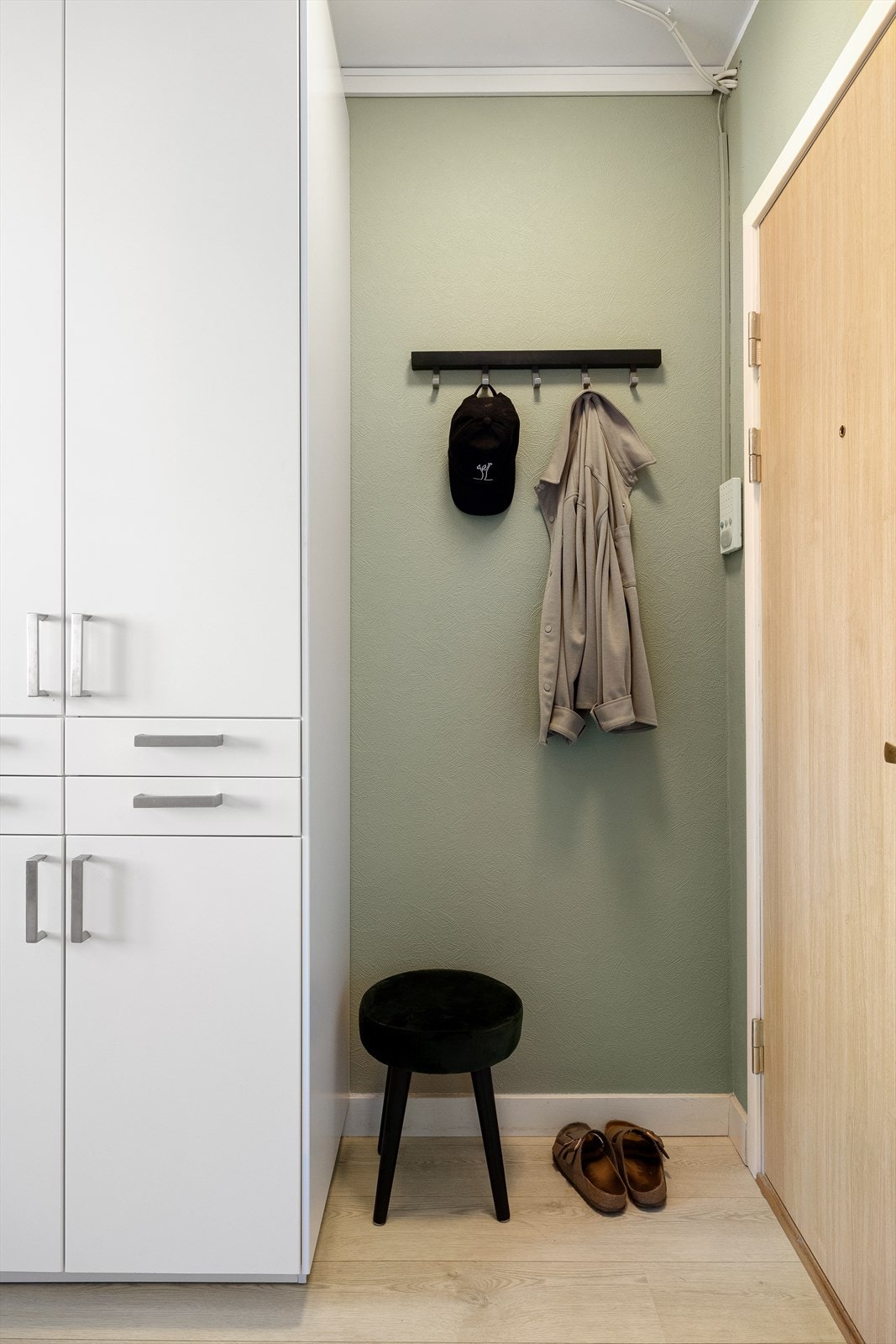 Velkommen inn! Førsteinntrykket er en åpen entré med plass til å henge fra seg klær og sette sko. Galleribilde