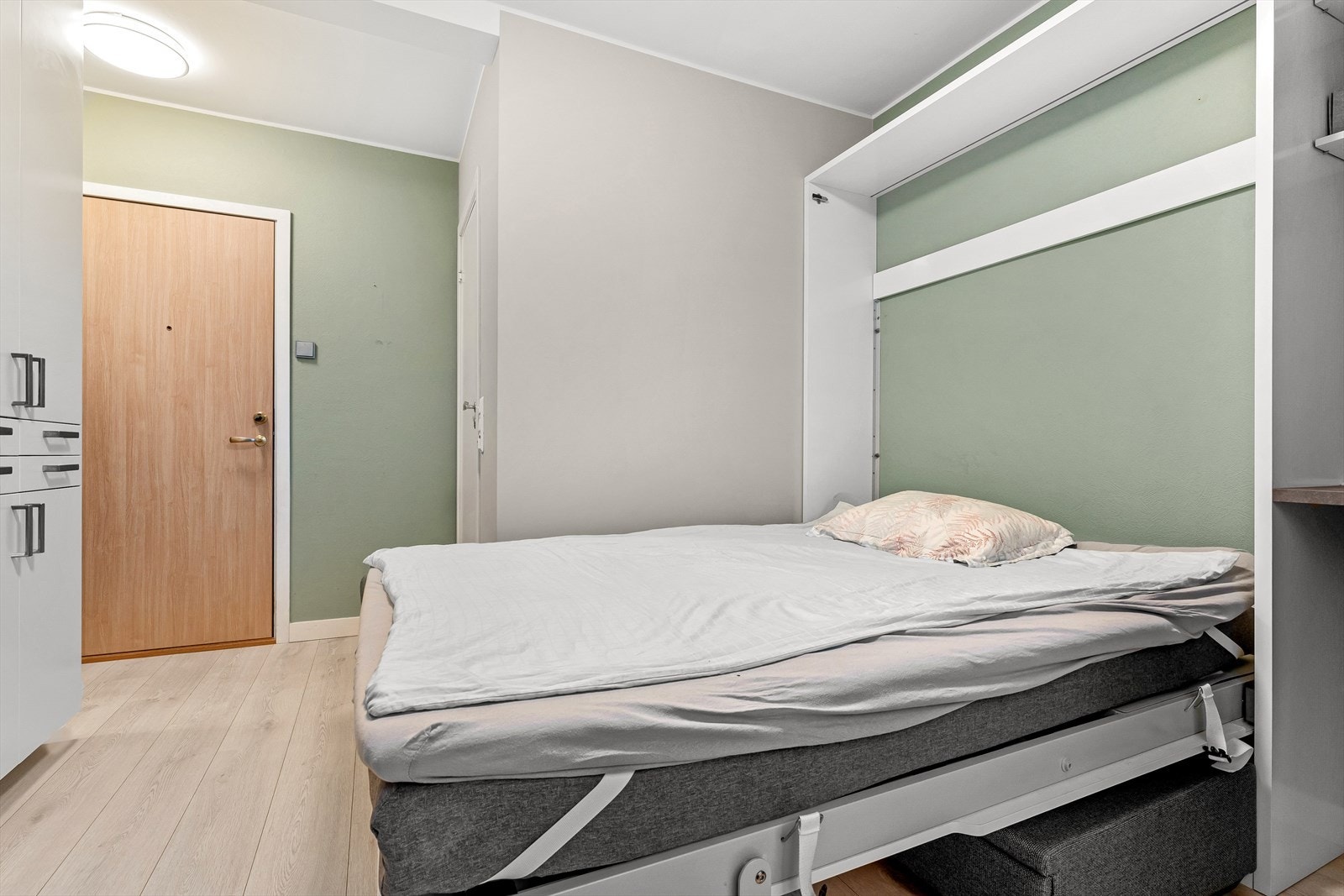 Meget smart og praktisk sengeløsning i medfølgende sengeskap. Galleribilde