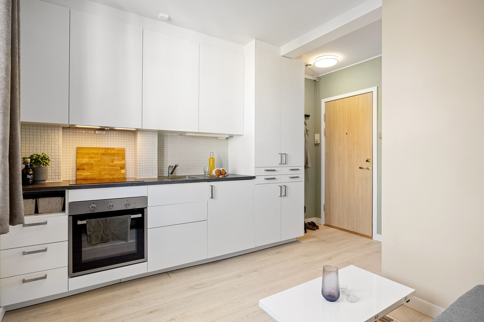 1-stavs laminatgulv, store vindusflater og kjøkkenets slette fronter er noe av det som gjør dette til en moderne og tidsriktig leilighet. Oppbevaringsplass i integrert garderobeskap. Galleribilde