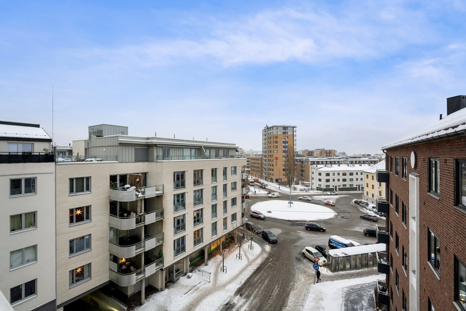 Vinduene er fra 2016 og gir rikelig med naturlig lys. Leiligheten ligger i 6. etasje og byr på en fantastisk, vidstrakt utsikt Galleribilde