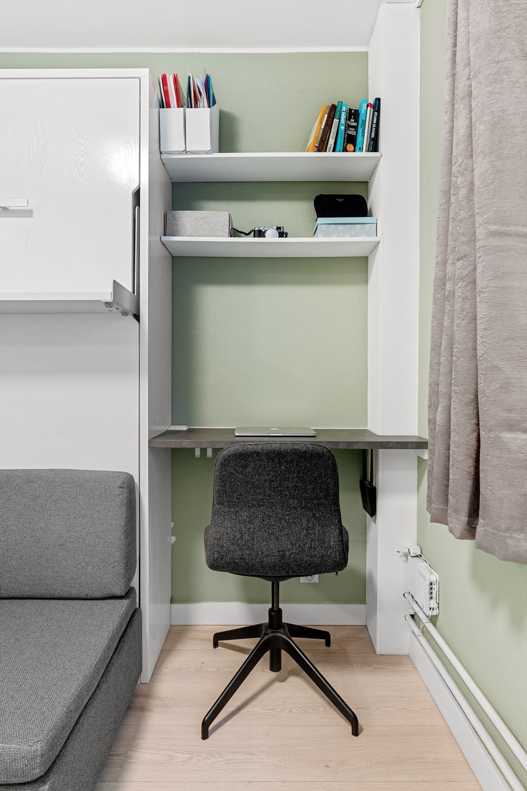 Leiligheten holder gjennomgående god standard, med arealeffektiv planløsning og tidsriktige fargevalg Galleribilde