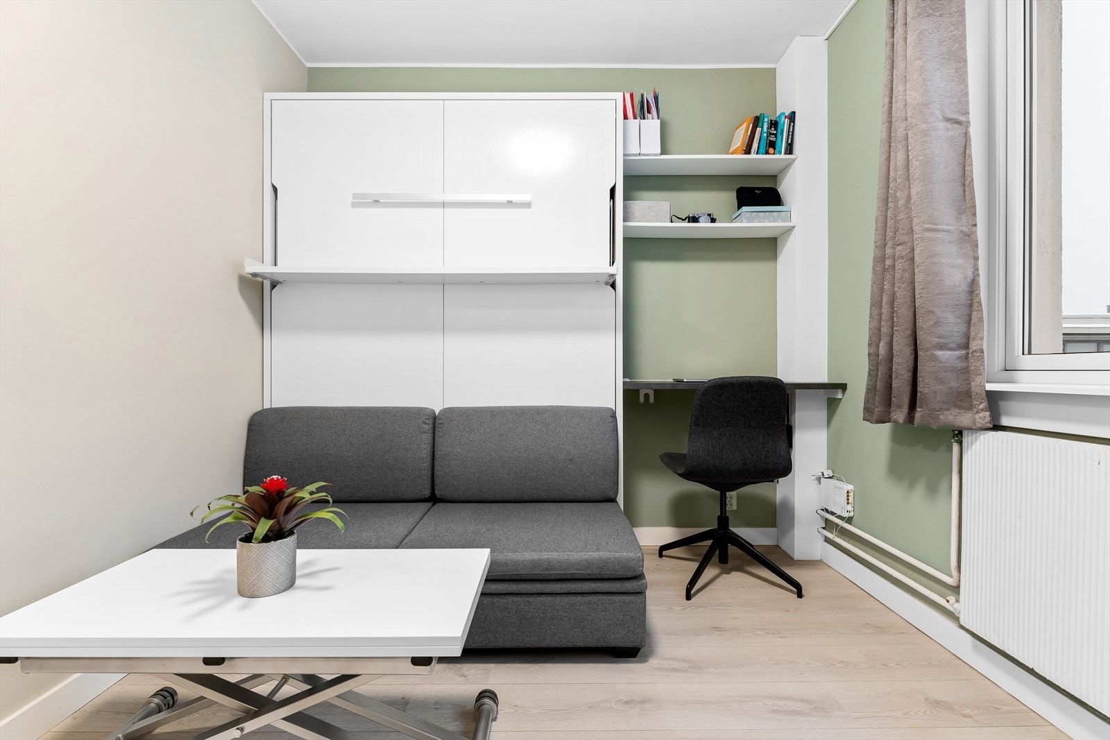 Lys stue i tidsriktige farger med god plass til seng/sofa og spisebord. Galleribilde