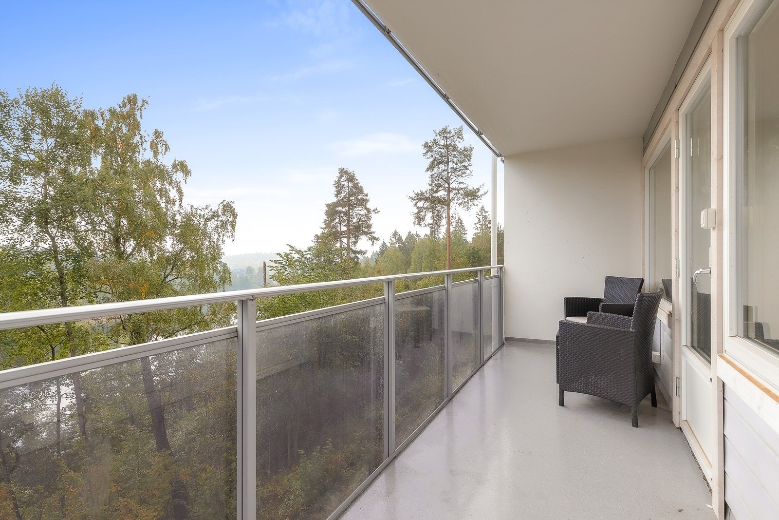 Romslig og solrik balkong på ca. 11 m². Galleribilde