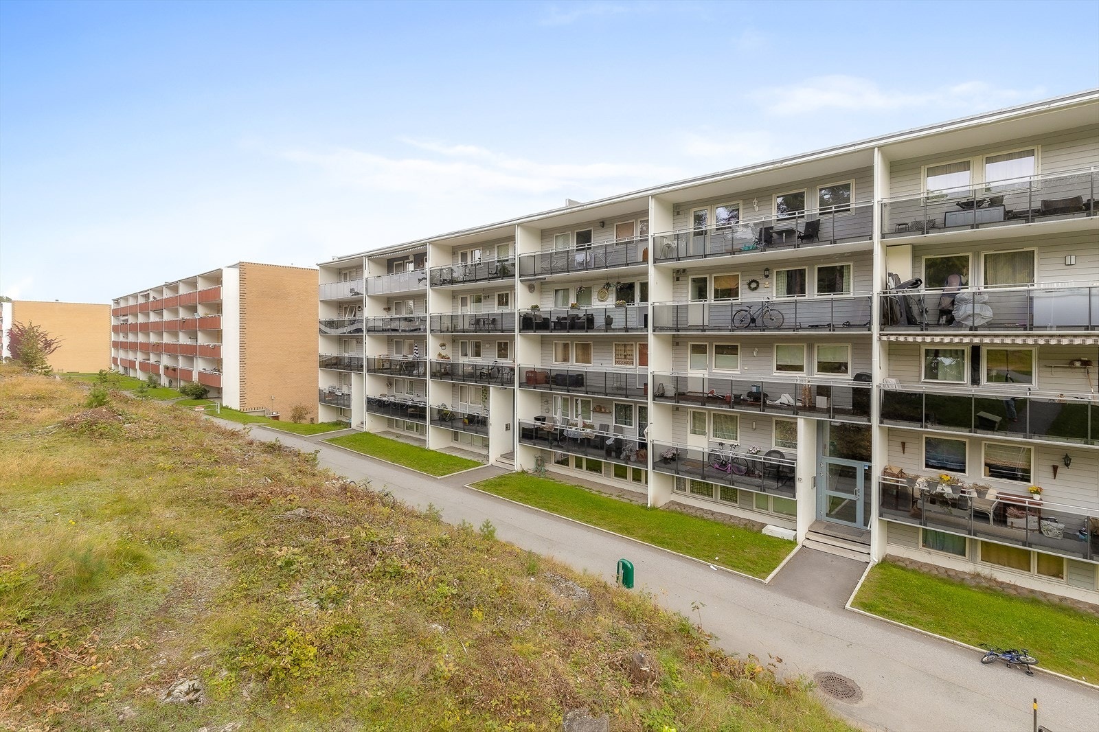 Fellesarealene er pent opparbeidet- store plenarealer med sittegrupper, flere flotte lekearealer for barn, og flere områder for gjesteparkeringer. Galleribilde