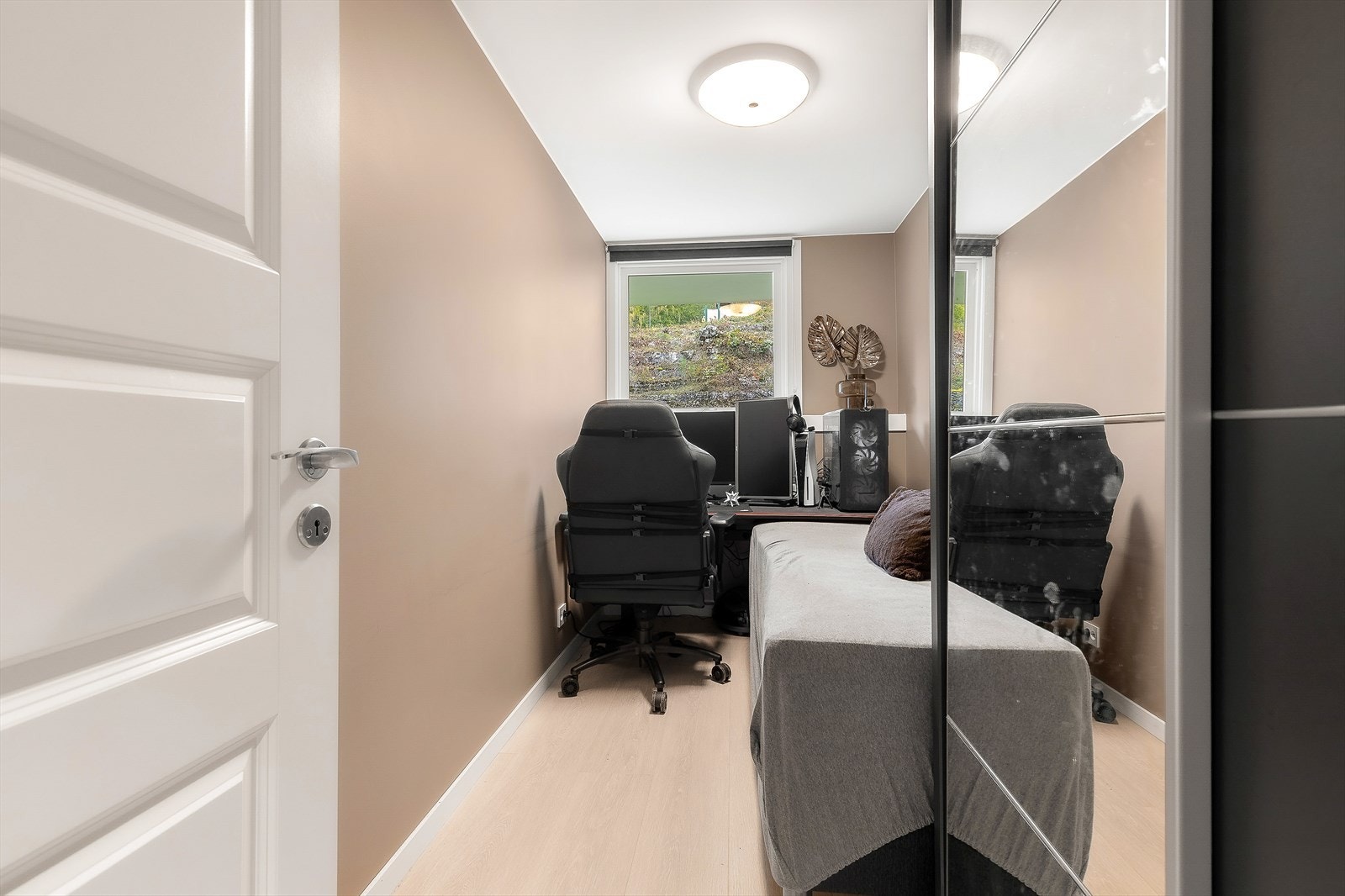 På soverom 3 har du plass til seng, skrivebord og garderobe. Galleribilde