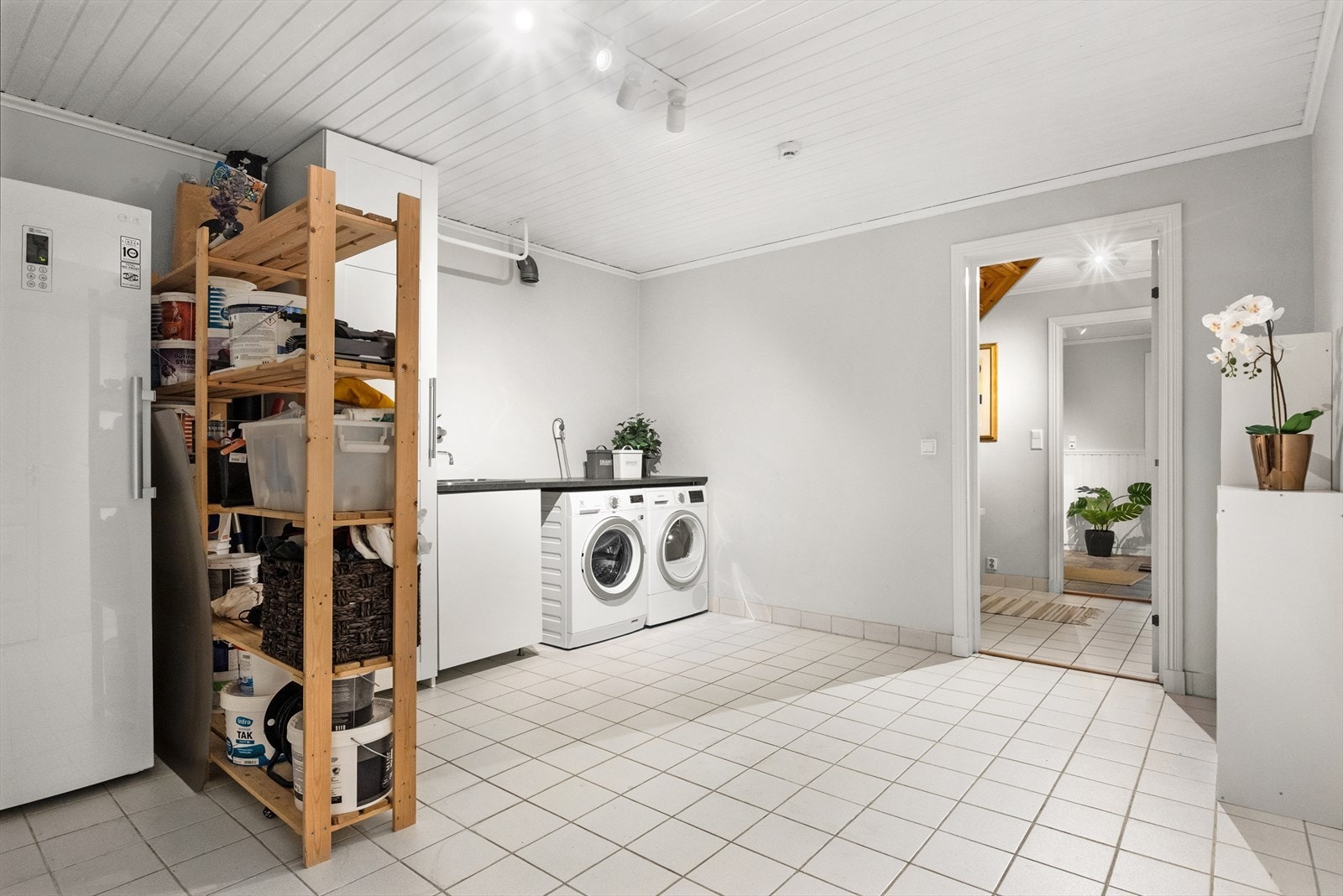 Stort og praktisk vaskerom med innredning med nedfelt servant. Galleribilde