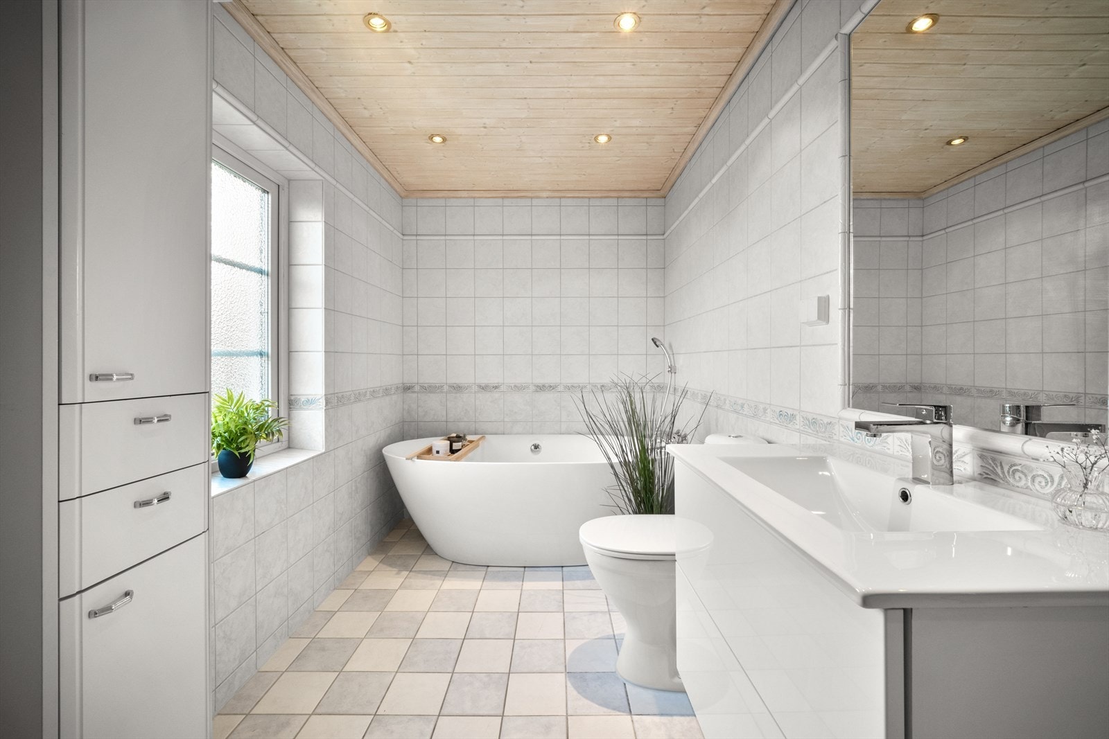 Pent flislagt bad med varmekabler i gulv. Badet har blant annet badekar. Galleribilde