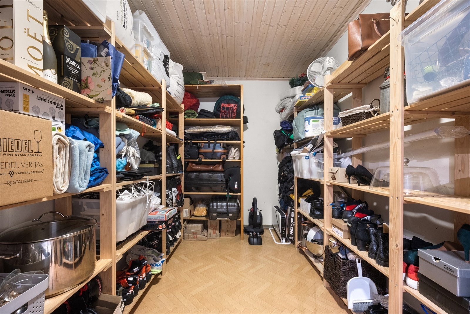 Kjelleretasjen har i tillegg stor bod med god plass lagring. Galleribilde