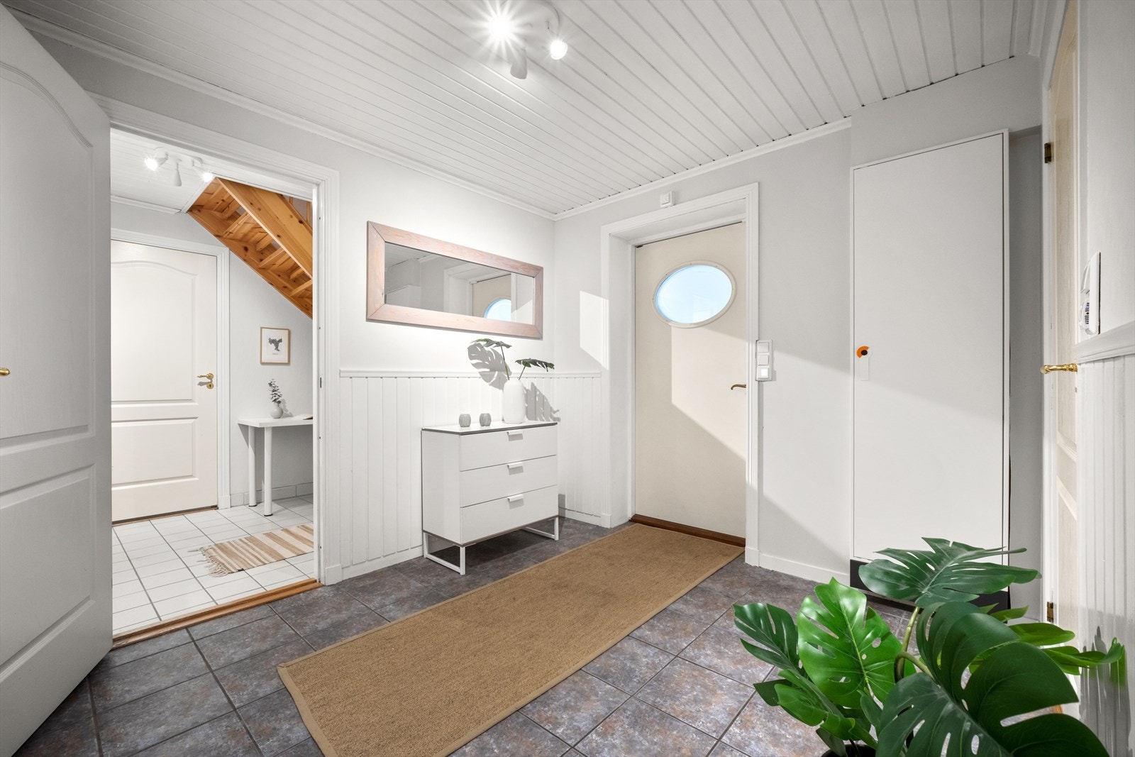 Velkommen til kjelleretasjen. Kjelleretasjen har egen inngang. Galleribilde