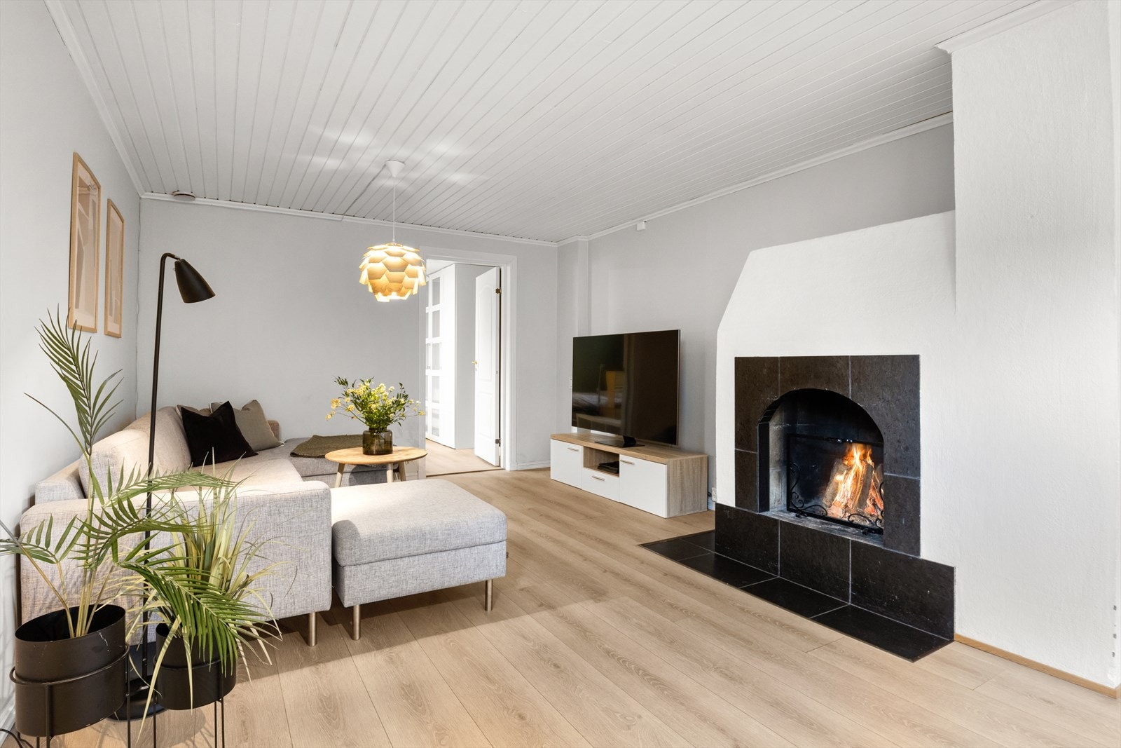 Flott kjellerstue med stor peis for ekstra varme og hygge. Galleribilde