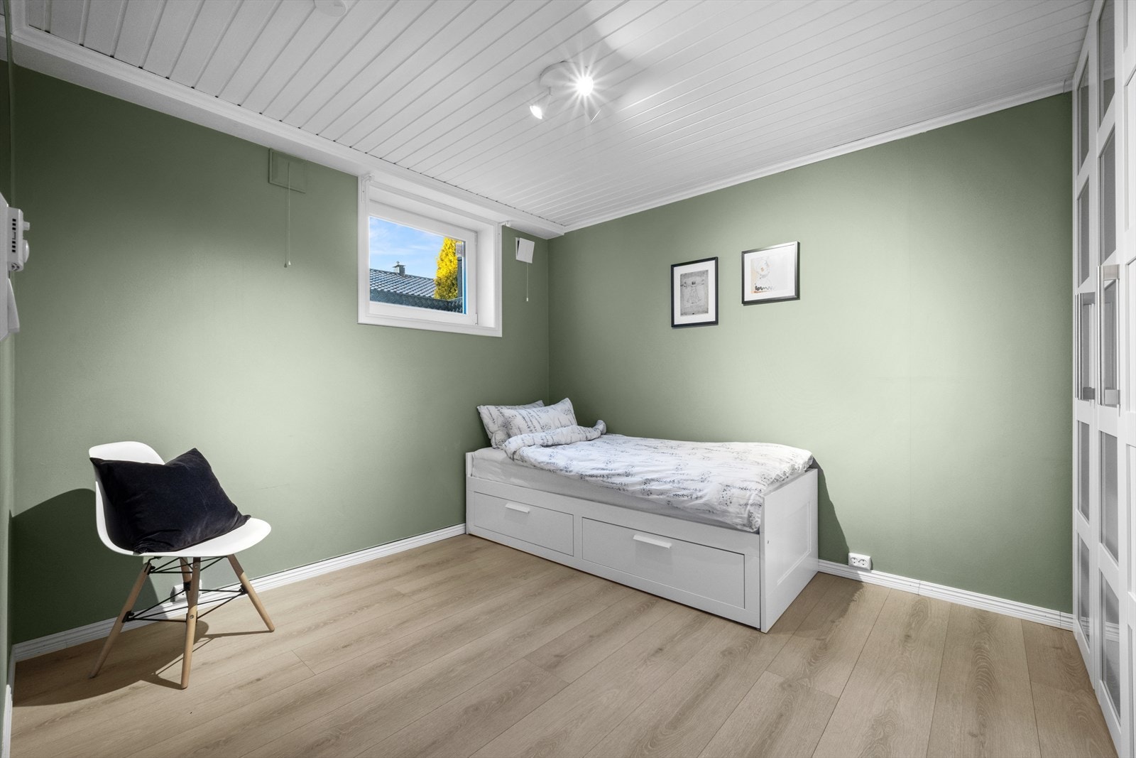 Soverom av god størrelse med garderobeløsning. Galleribilde