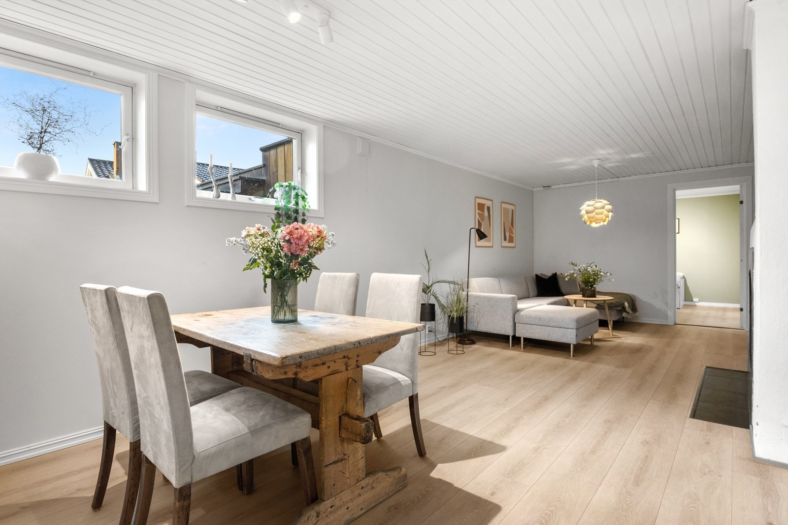 Rommet har god plass til både sofagruppe og spisebord. Galleribilde