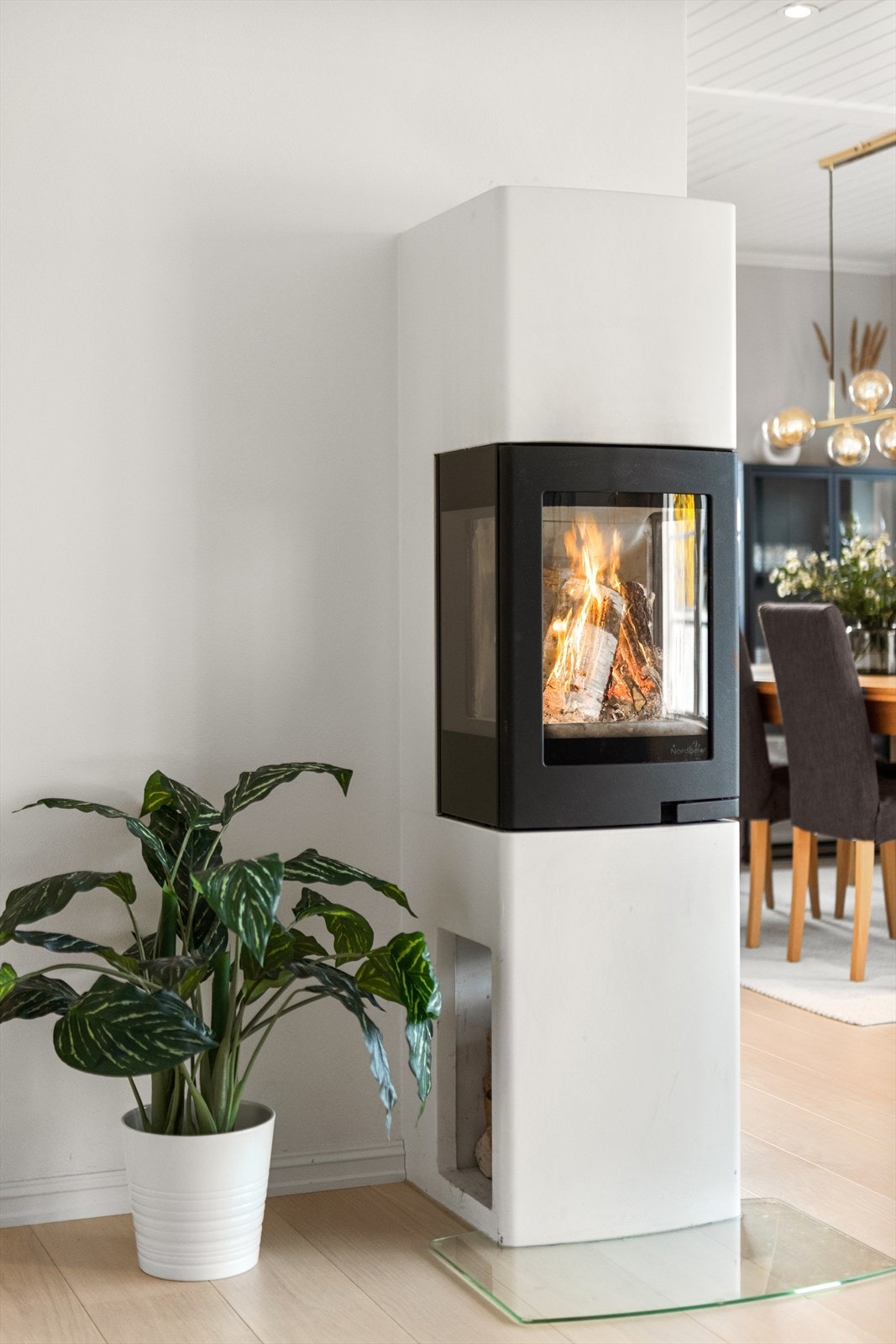 Detaljbilde. Stuen har en fin peis for ekstra varme og hygge. Galleribilde