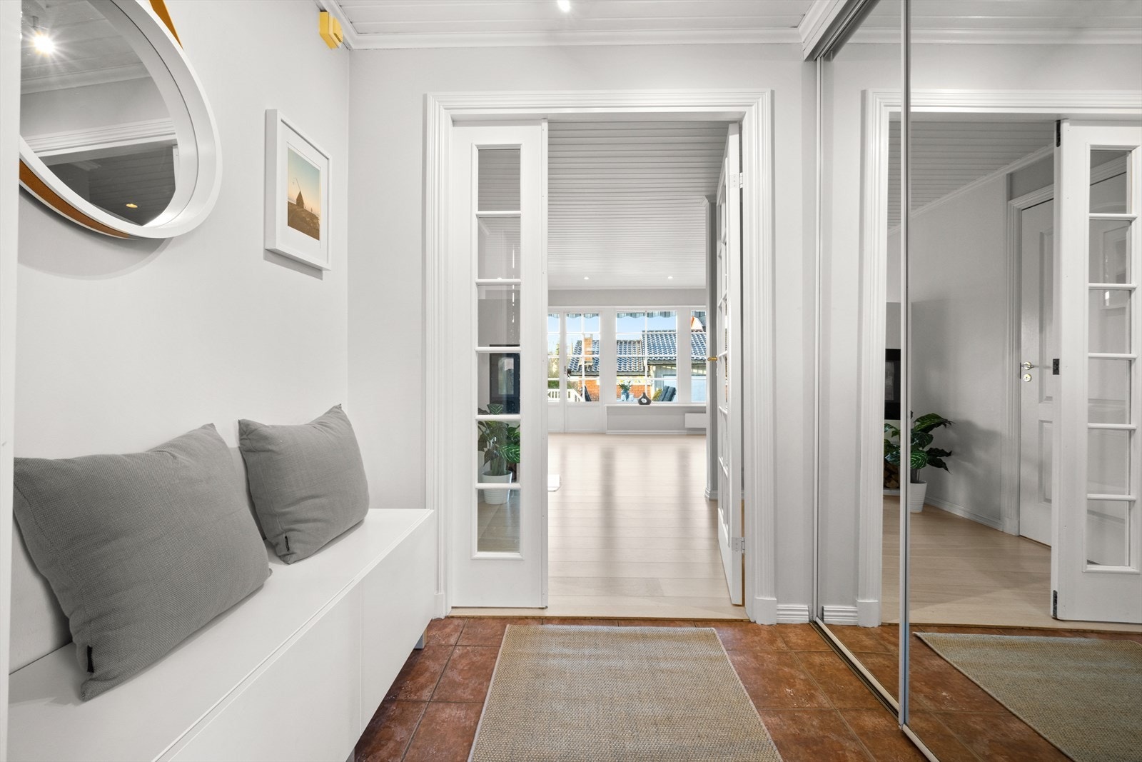 Vindfang er lyst og innbydende. Det hele holdes enkelt ryddig ved hjelp av en stor og praktisk skyvedørsgarderobe. Galleribilde