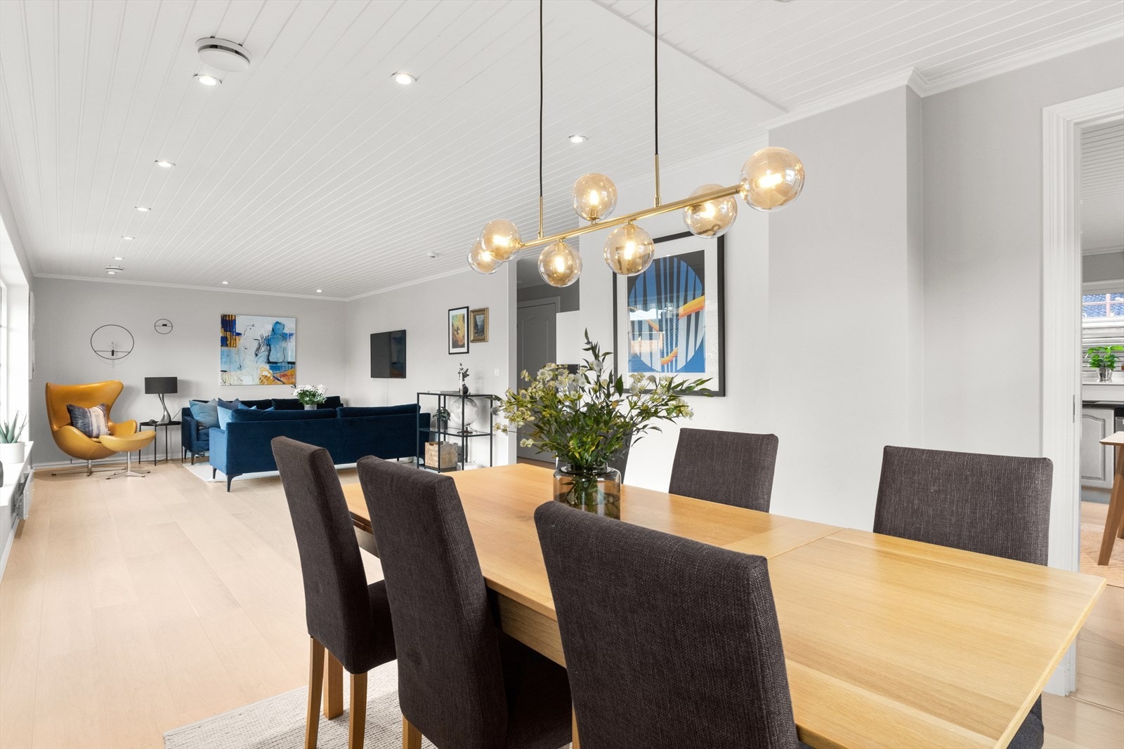 Stuen har stor møbleringsfrihet med god plass til både sofagruppe og spisebord. Galleribilde