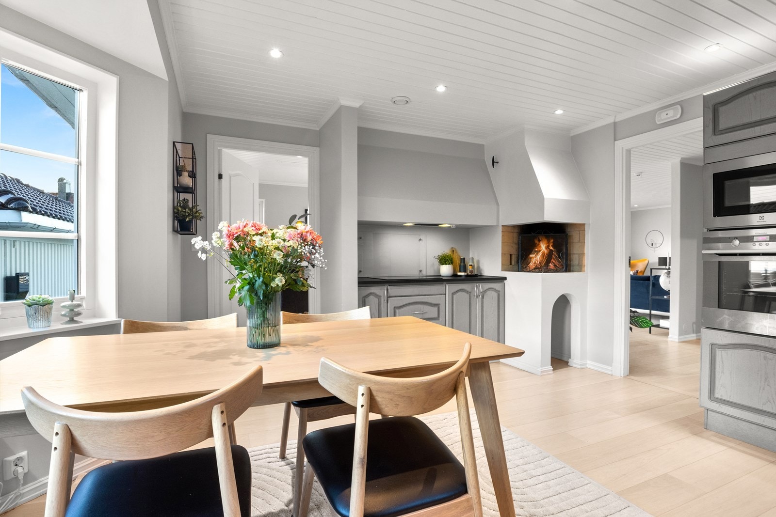 Videre har kjøkkenet en koselig peis for ekstra hygge. Galleribilde