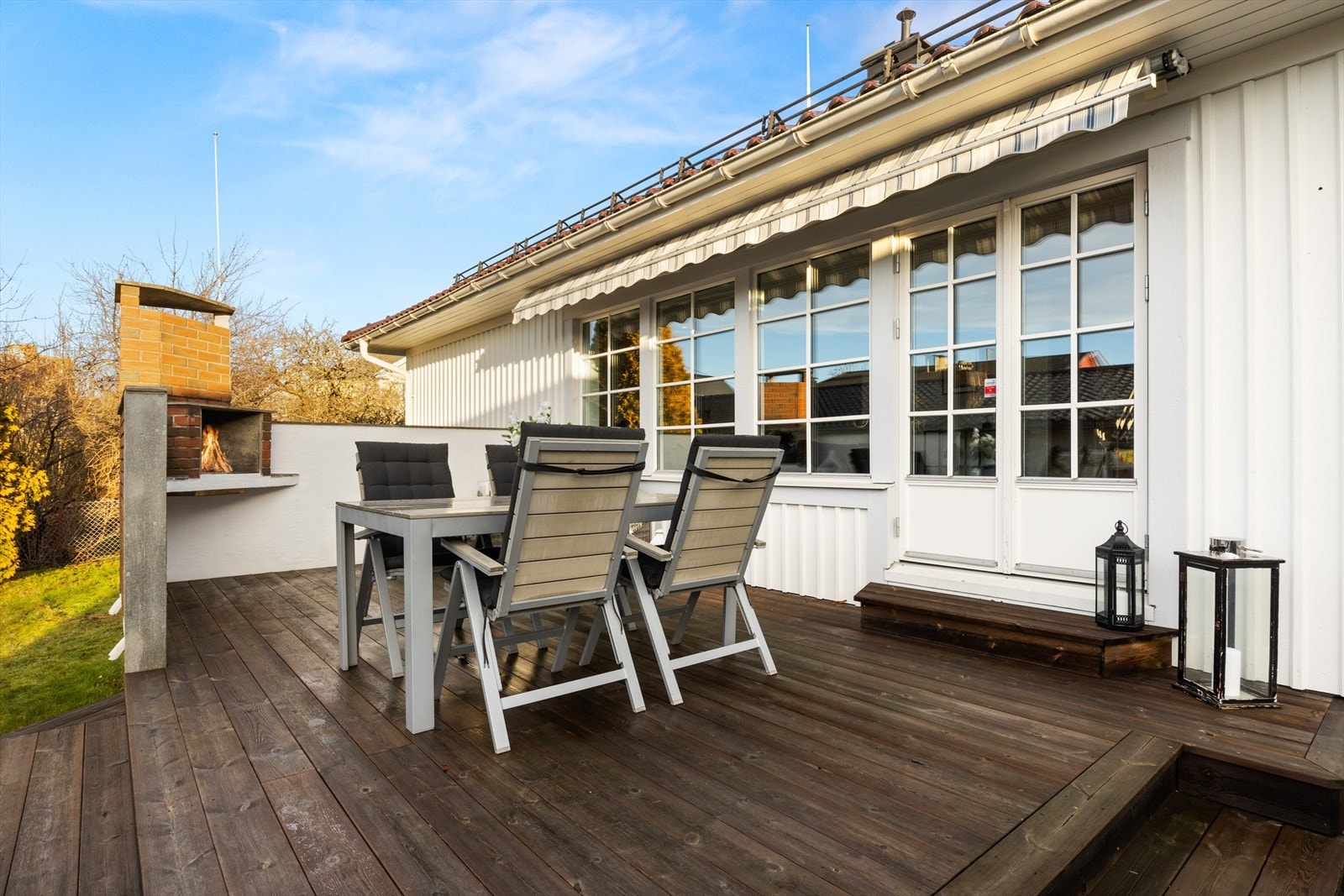 Terrassen er av god størrelse hvor solen kan nytes gjennom dagen. Galleribilde