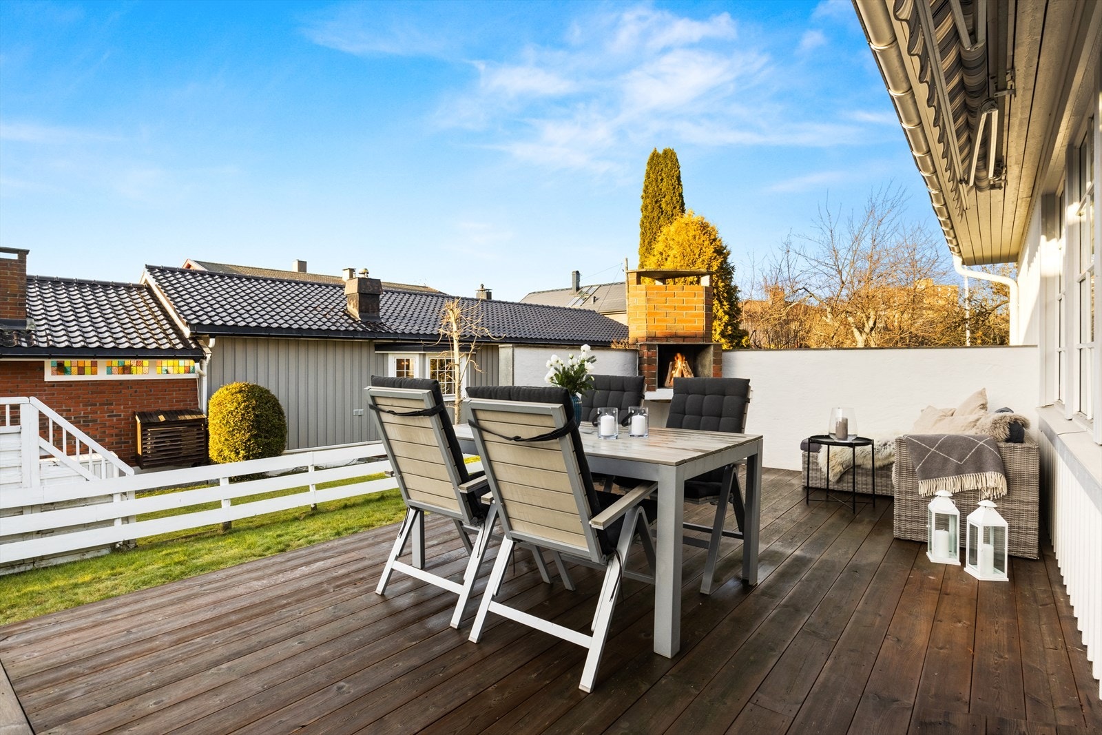 Man kan enkelt innrede i ulike soner. Her er det god plass til både spisebord, lounge og grill. Galleribilde
