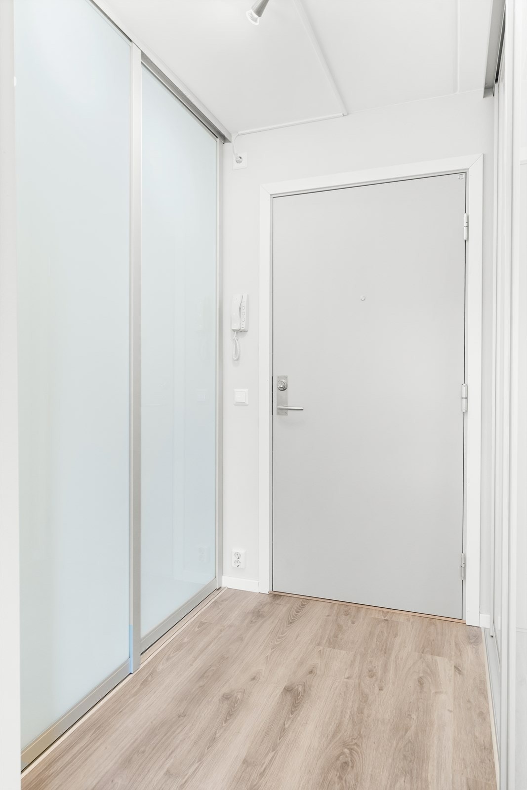 Entréen gir et meget godt førsteinntrykk av leiligheten, med plass til å henge fra seg yttertøy i skyvedørsgarderobe. Galleribilde