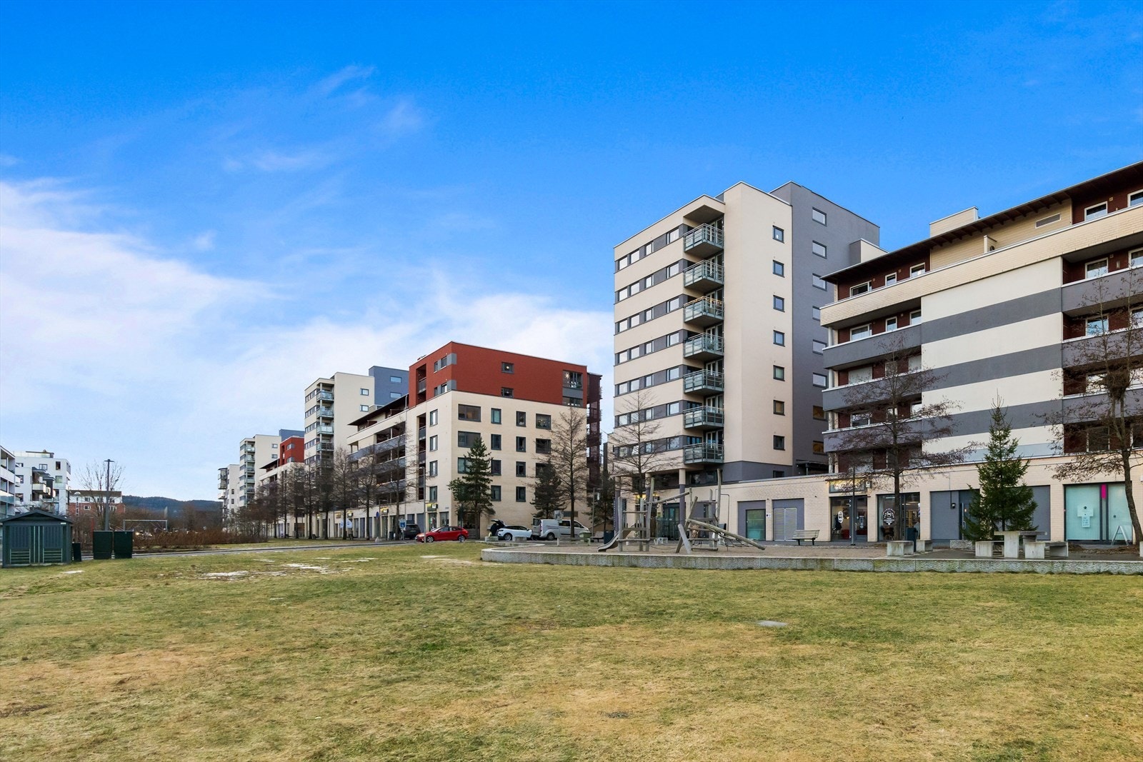 Fasade. Det er rikelig med park- og grøntområder i nabolaget. Galleribilde