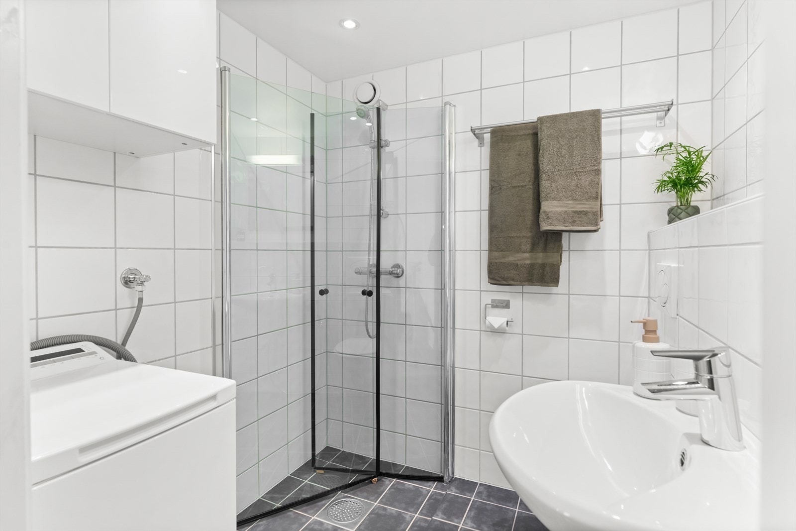 Videre er det opplegg for vaskemaskin og det er tilkoblet et vannklosett. Badet har også mekanisk avtrekk. Galleribilde