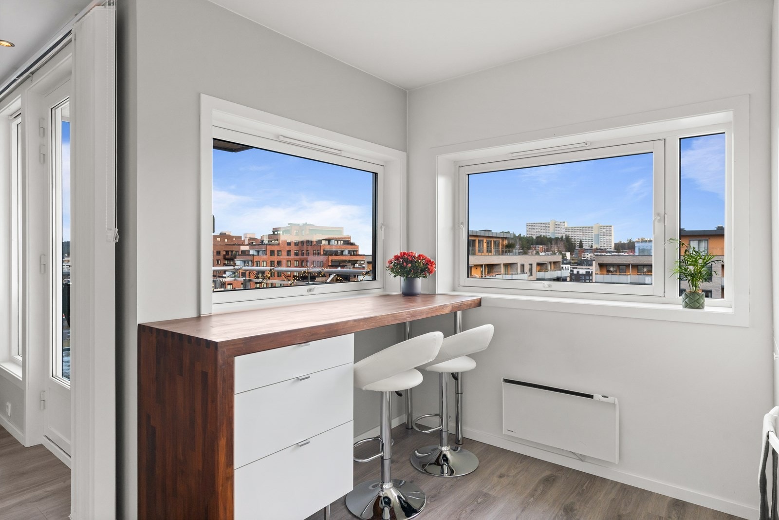 Ved kjøkkenvinduene er det etablert en smart spiseplass. Galleribilde