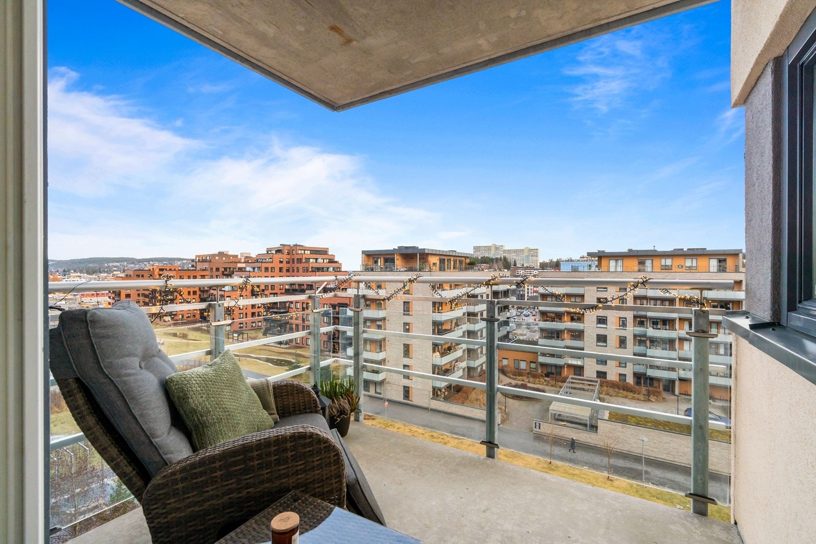 Balkongen er overbygget, og måler 5 m². Galleribilde